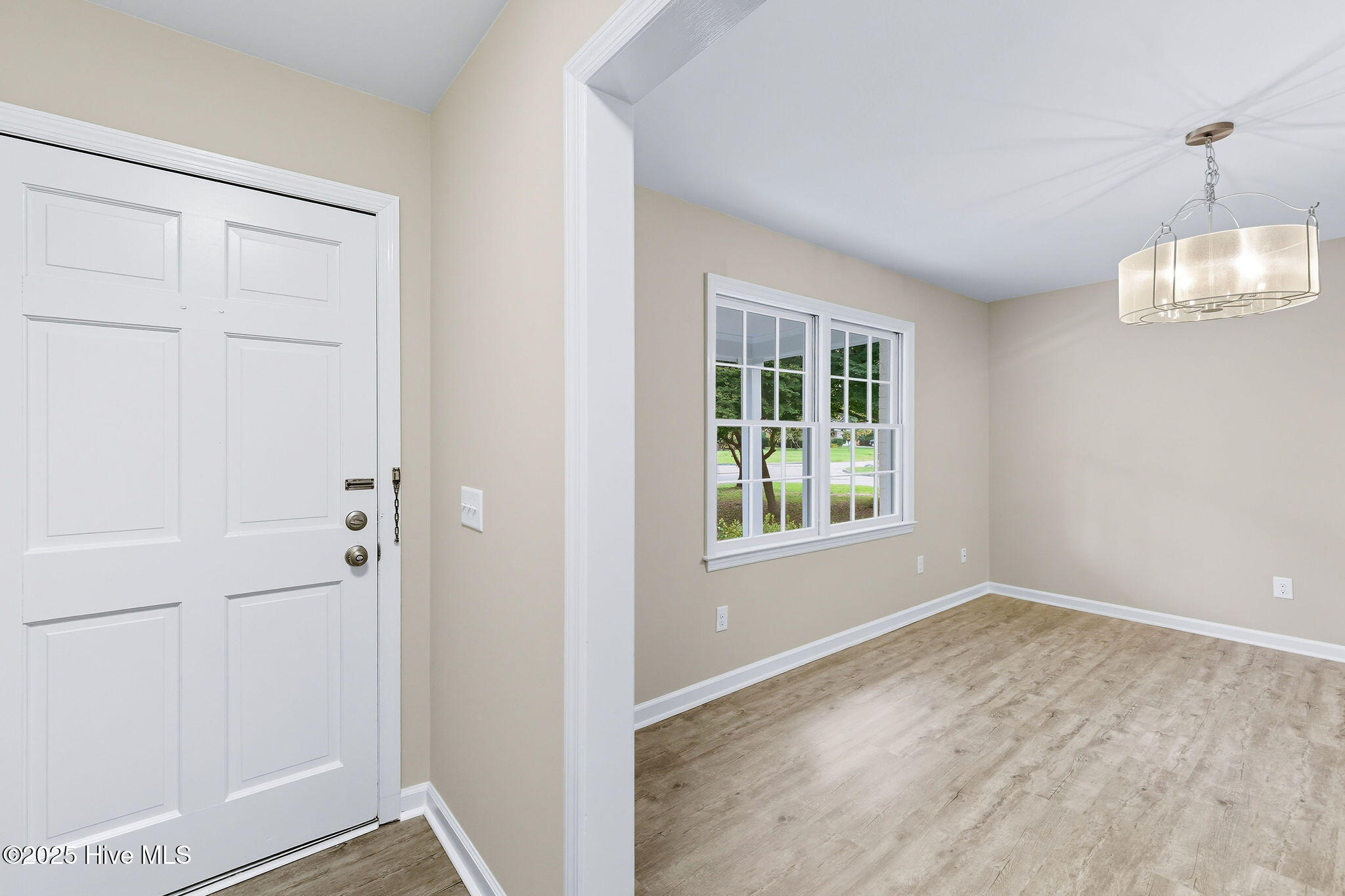 322 Windemere Road Wilmington, NC 28405 - Photo 5 of 46 Foyer / Dining Room