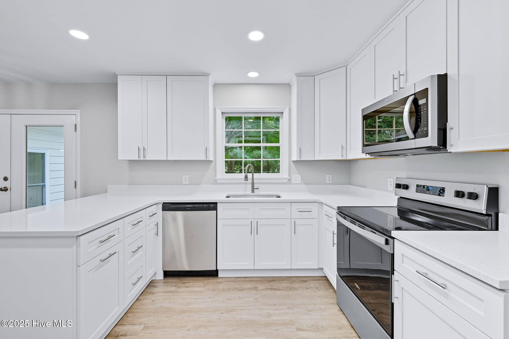 322 Windemere Road Wilmington, NC 28405 - Photo 6 of 46 Kitchen