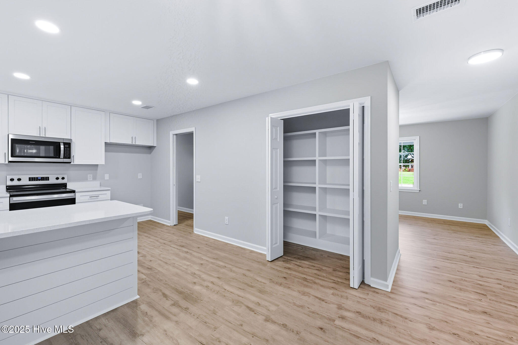 322 Windemere Road Wilmington, NC 28405 - Photo 8 of 46 Kitchen / Pantry