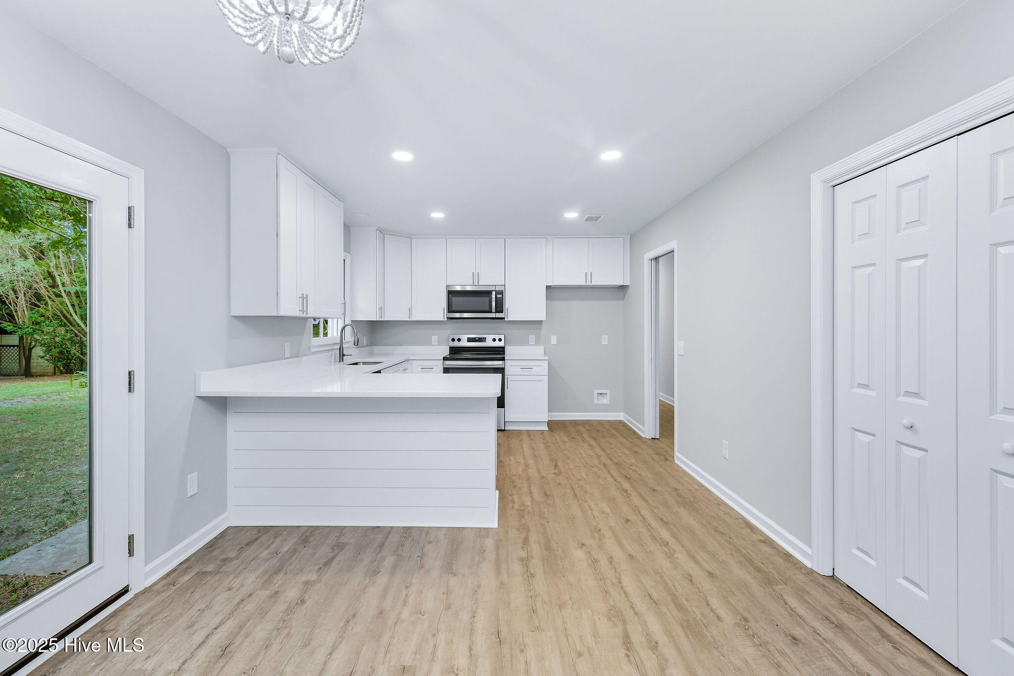 322 Windemere Road Wilmington, NC 28405 - Photo 9 of 46 Kitchen / Dining Area