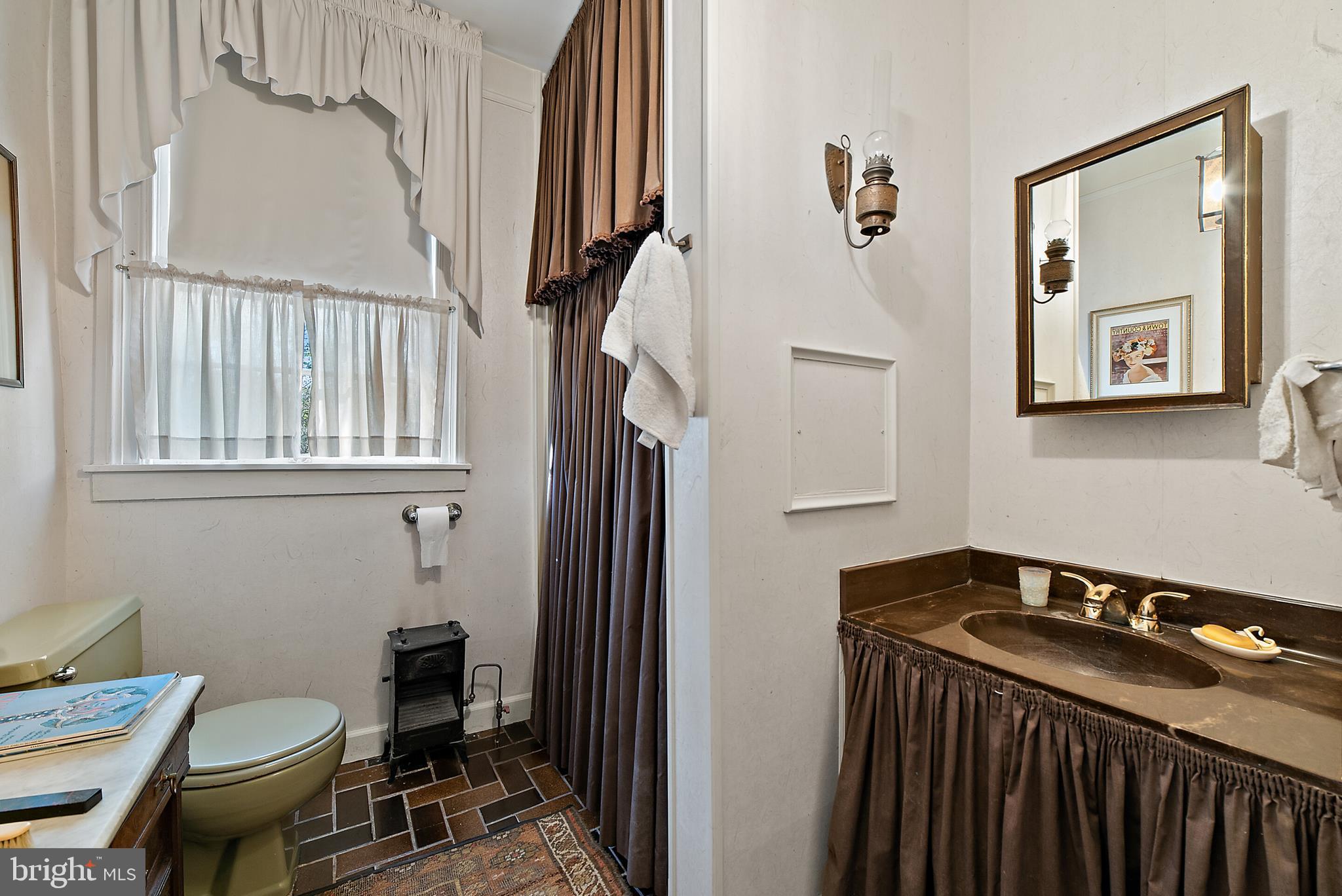 6015 Georgetown Road Broad Run, VA 20137 - Photo 21 of 51 Main house 1st floor bath/powder room
