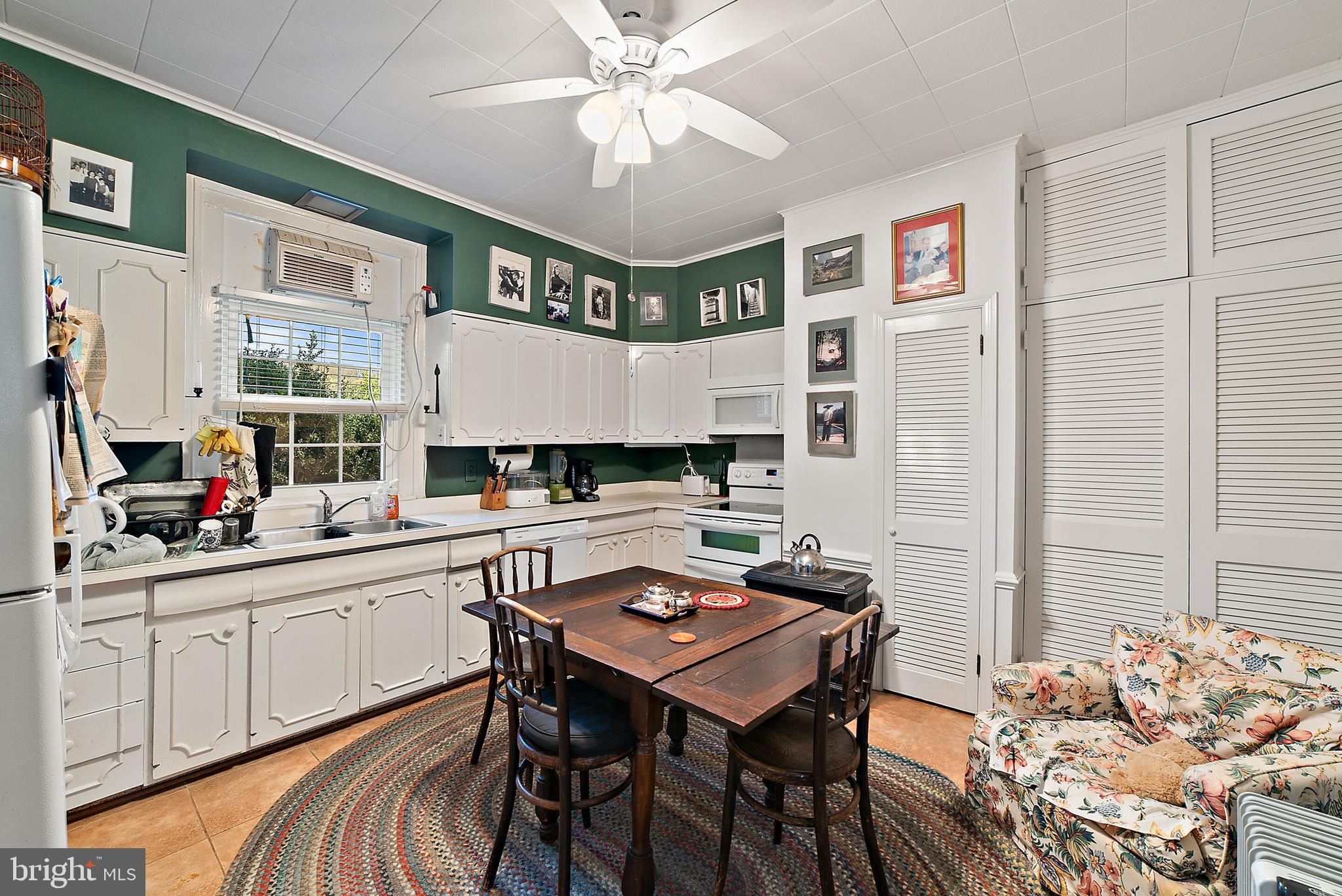 6015 Georgetown Road Broad Run, VA 20137 - Photo 29 of 51 Main house kitchen