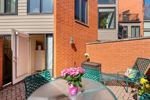 $425,000 | 1622 North St Michaels Court, Unit 1622, Chicago, IL 60614