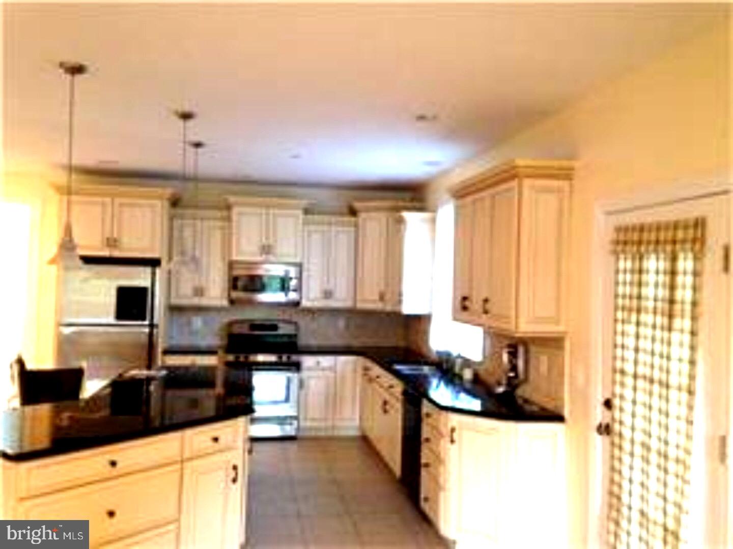 283 Sanford Road Upper Darby, PA 19082 - Photo 8 of 24