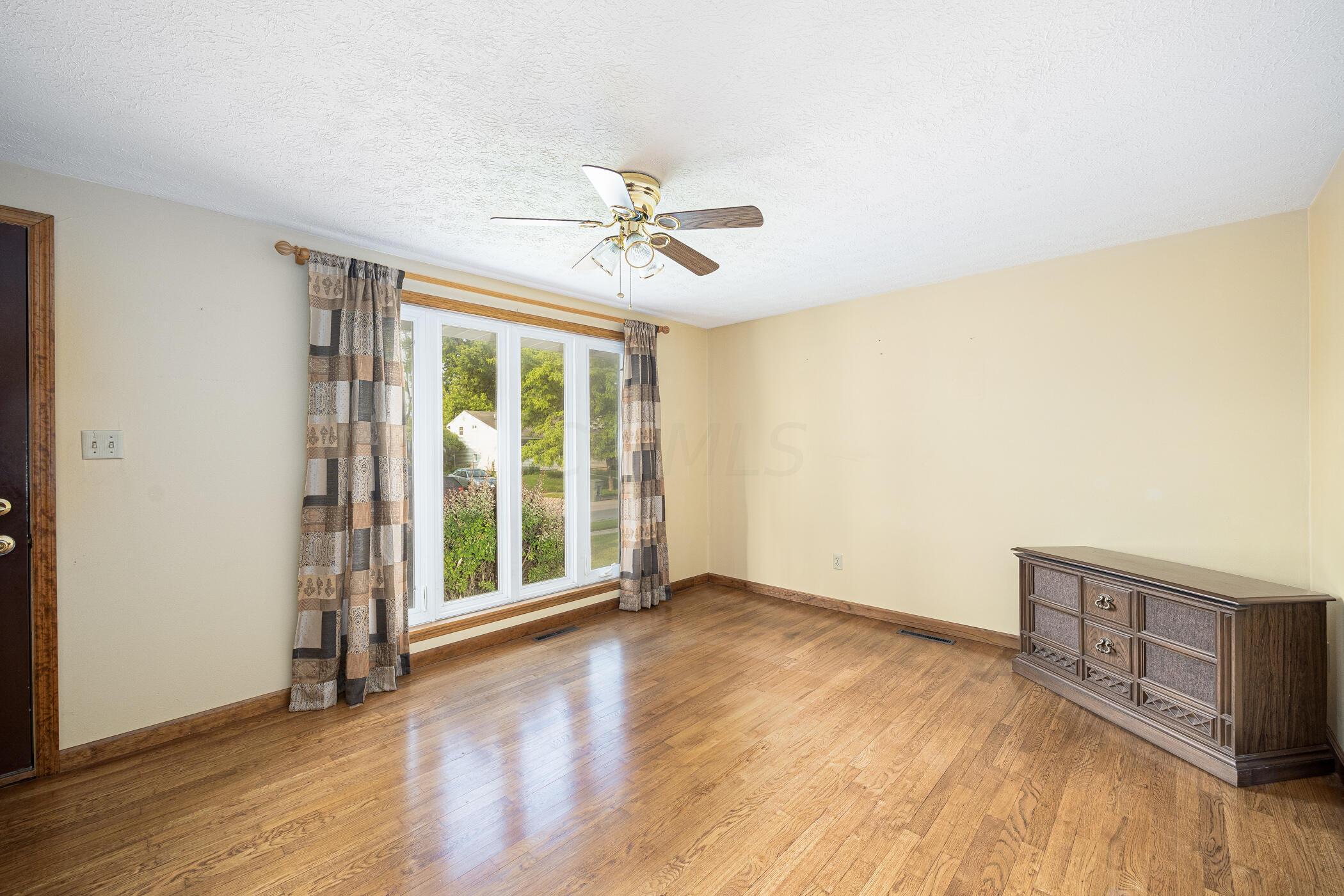 3872 Lynward Road Columbus, OH 43228 - Photo 10 of 47 Living Room