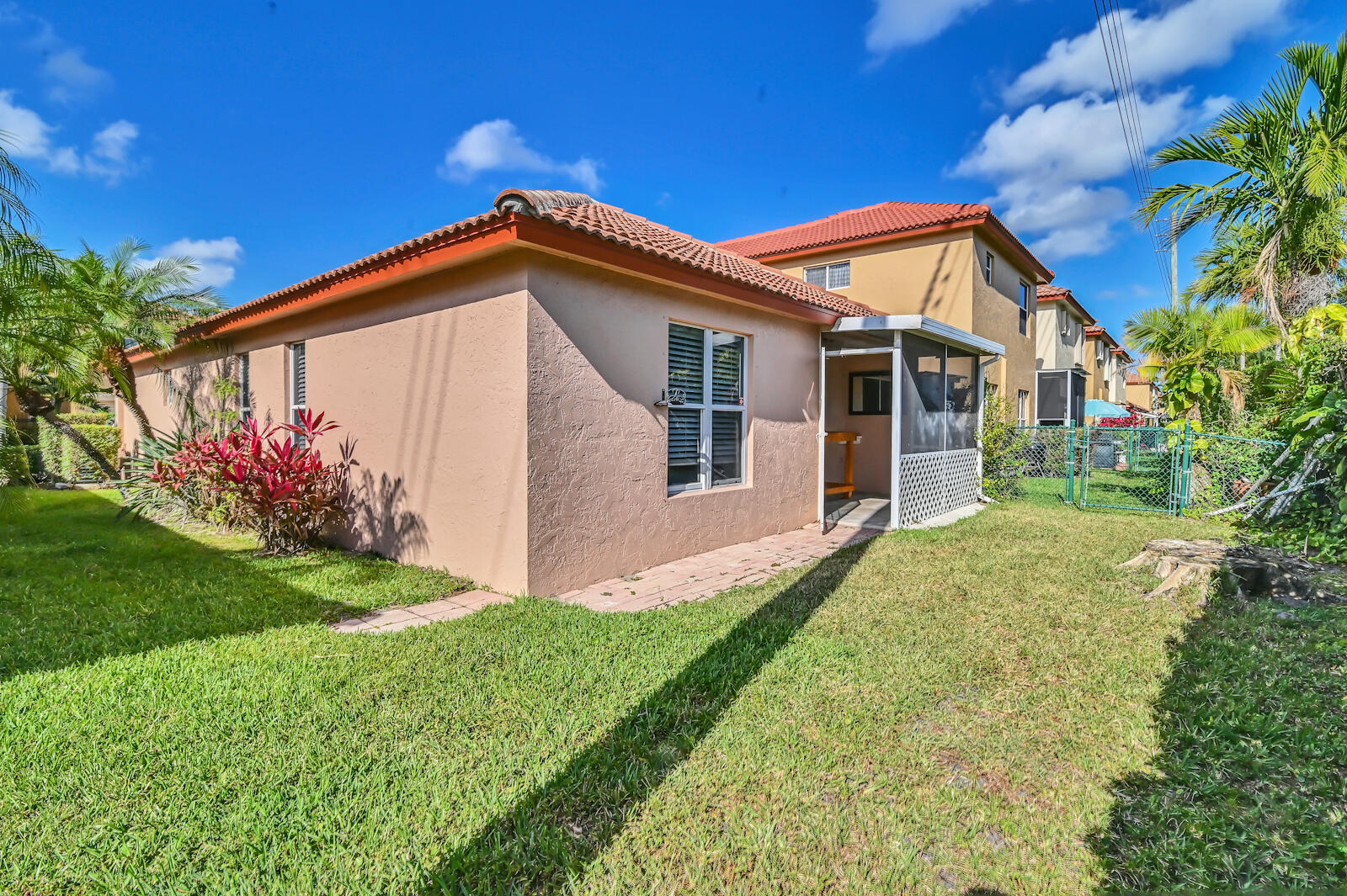 1077 Via Jardin Riviera Beach, FL 33418 - Photo 19 of 20 19 Rear 01