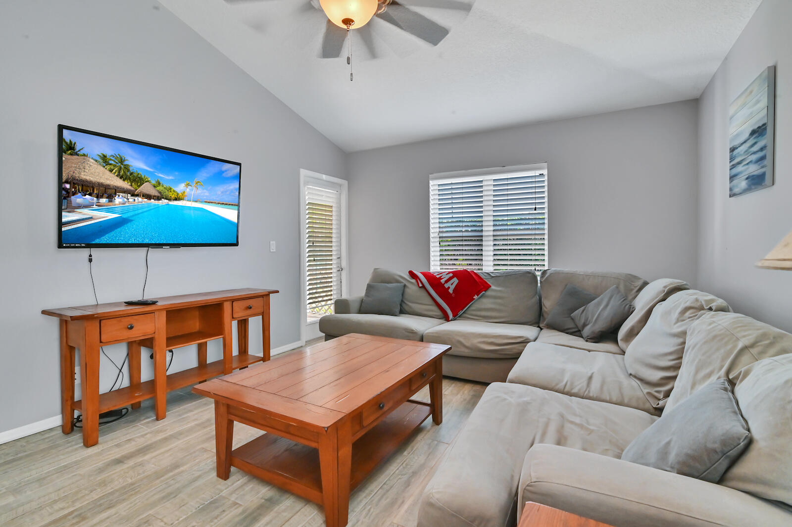 1077 Via Jardin Riviera Beach, FL 33418 - Photo 3 of 20 13 Living room 02