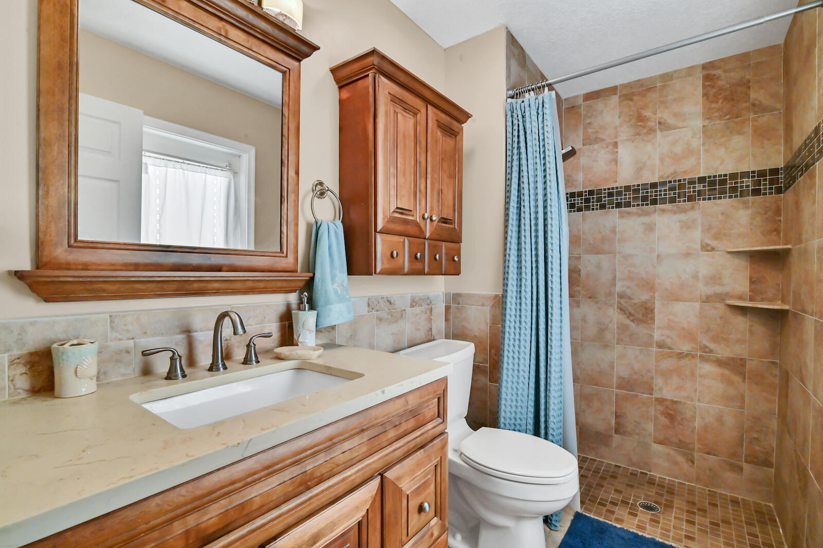 1077 Via Jardin Riviera Beach, FL 33418 - Photo 6 of 20 16 Bathroom 01
