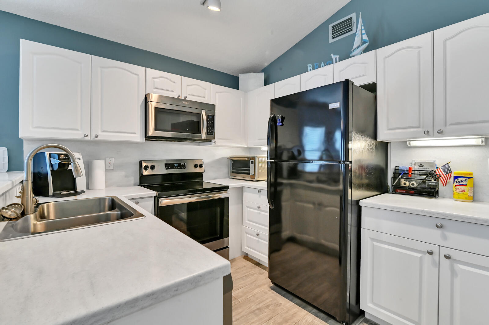 1077 Via Jardin Riviera Beach, FL 33418 - Photo 8 of 20 09 Kitchen 01