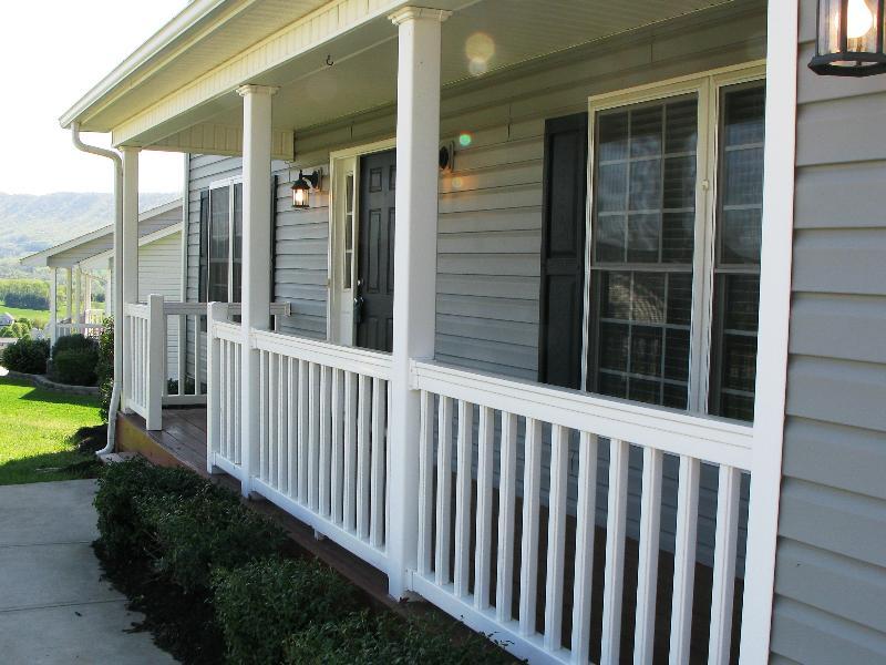 5708 Cortland Road Roanoke, VA 24019 - Photo 2 of 25 Front Porch