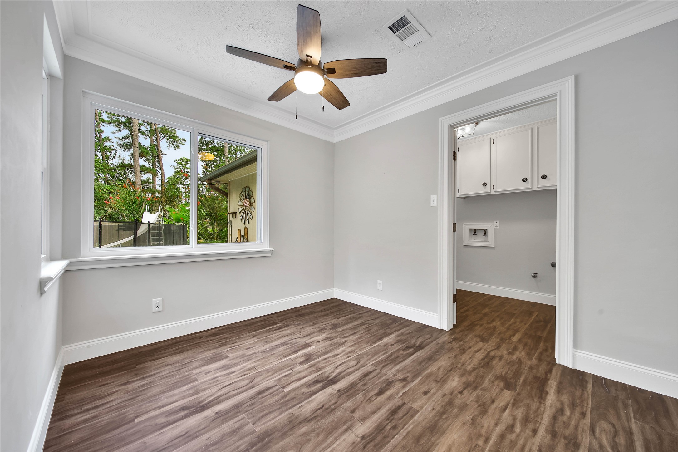 6407 Craigway Road Spring, TX 77389 - Photo 10 of 47 Enjoy everyday meals with your family in the breakfast nook overlooking the backyard. Two large windows keep the space light and bright.
