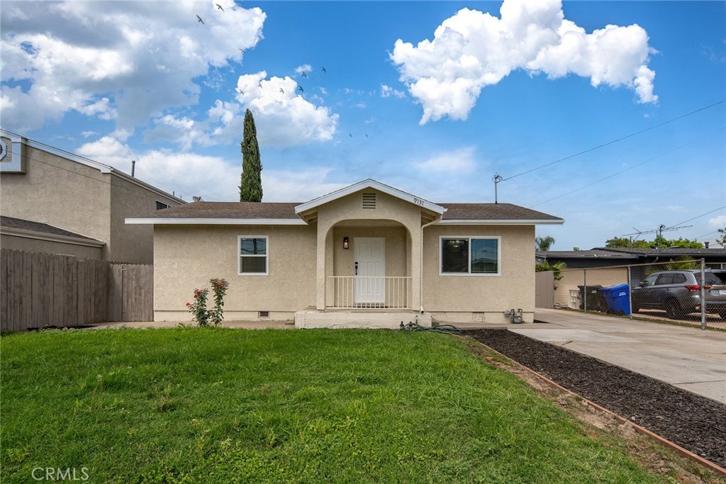 a view of a house with backyard