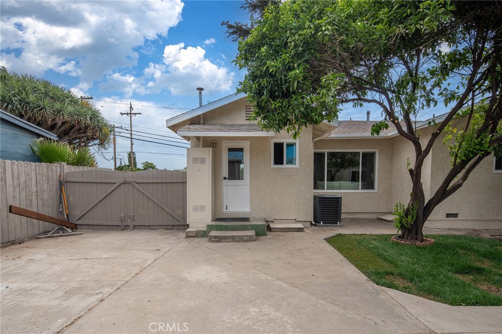 9131 Hall Road Downey, CA 90241 - Photo 28 of 32 a view of a house with backyard and garden