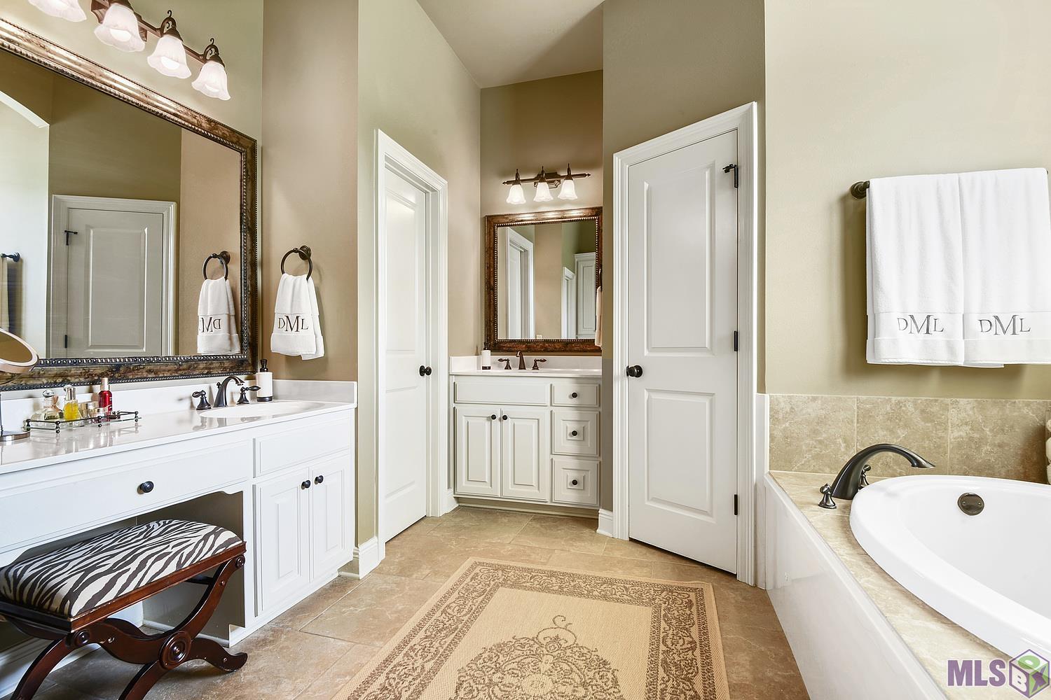 19261 Merlot Avenue Baton Rouge, LA 70817 - Photo 13 of 19 Main bath w/ double vanity