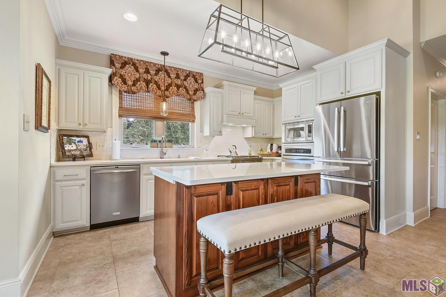 Updated kitchen w/ 5 burner gas cooktoop