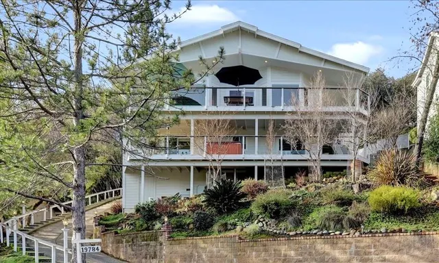 a view of a entryway of the house