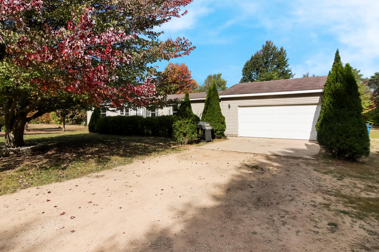 6172 Wallaker Road Benzonia, MI 49616 - Photo 3 of 54 1-Scene-1