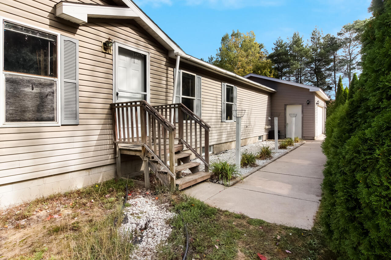 6172 Wallaker Road Benzonia, MI 49616 - Photo 4 of 54 2-Scene-2