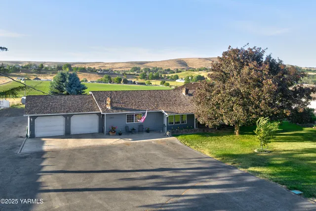 a view of a house with a big yard