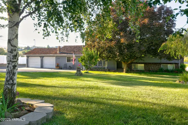 a view of a house with a backyard