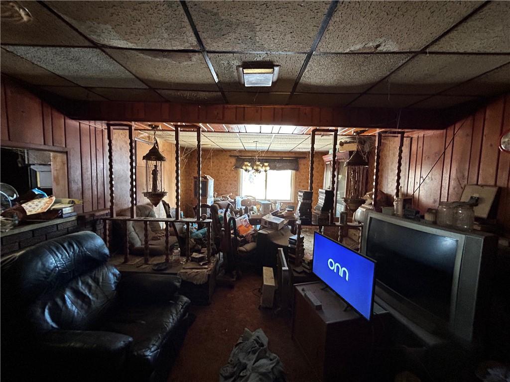 1512 Spring Run Road Extension Coraopolis, PA 15108 - Photo 2 of 29 a living room with furniture