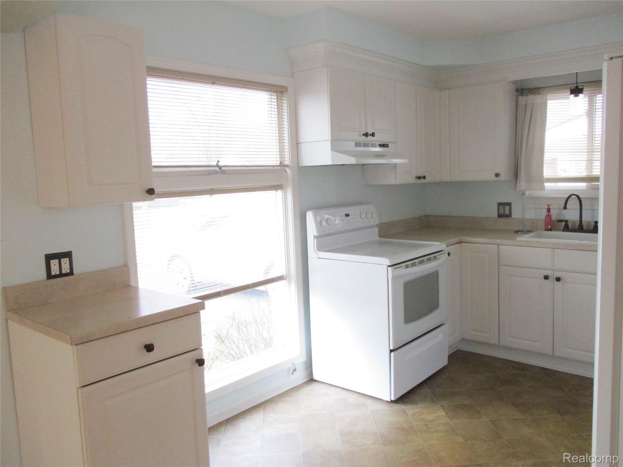 2567 Middlefield Road Trenton, MI 48183 - Photo 6 of 16 IMG_8305.JPG