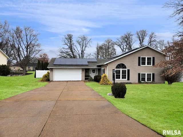 $339,000 | 316 Pinecrest Drive, Germantown Hills, IL 61548