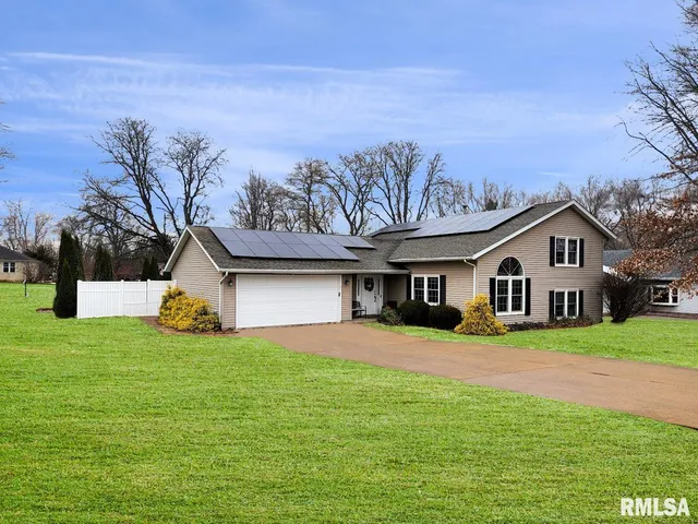 $339,000 | 316 Pinecrest Drive, Germantown Hills, IL 61548