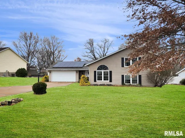 $339,000 | 316 Pinecrest Drive, Germantown Hills, IL 61548