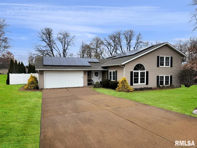 $339,000 | 316 Pinecrest Drive, Germantown Hills, IL 61548