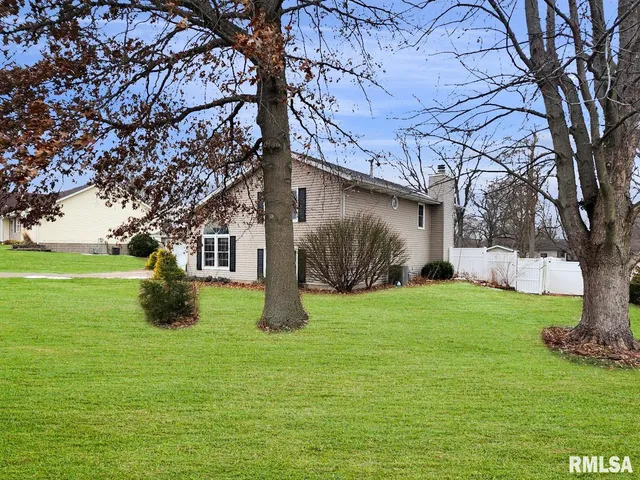 $339,000 | 316 Pinecrest Drive, Germantown Hills, IL 61548