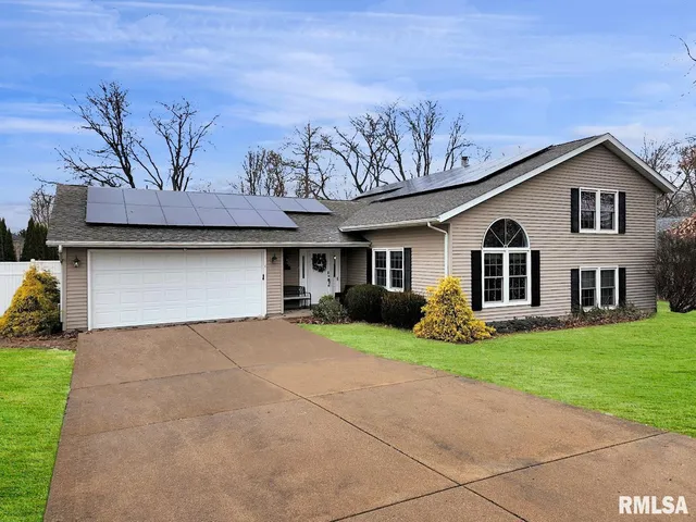 $339,000 | 316 Pinecrest Drive, Germantown Hills, IL 61548