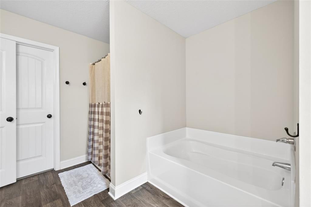 225 Tyler Way Jefferson, GA 30549 - Photo 36 of 43 a bathroom with a bathtub