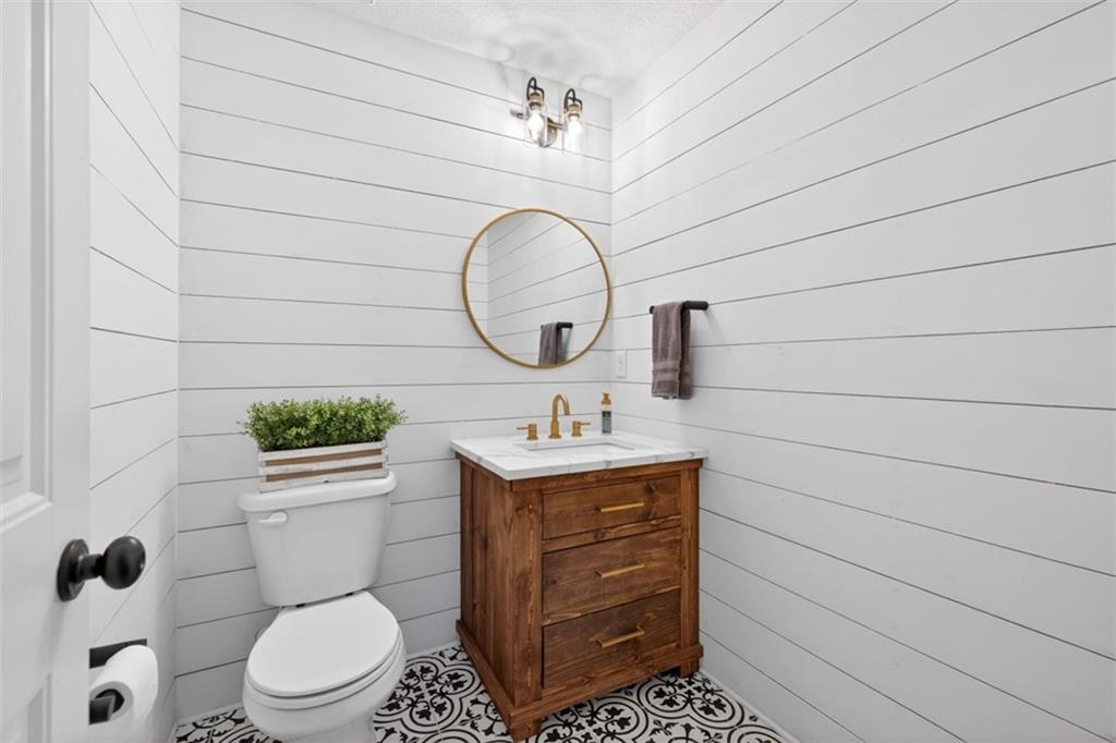 225 Tyler Way Jefferson, GA 30549 - Photo 7 of 43 a bathroom with a toilet a sink and a shower