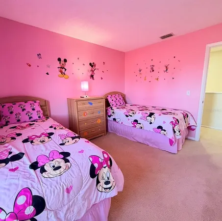 a bedroom with pink walls and pink pink flowers