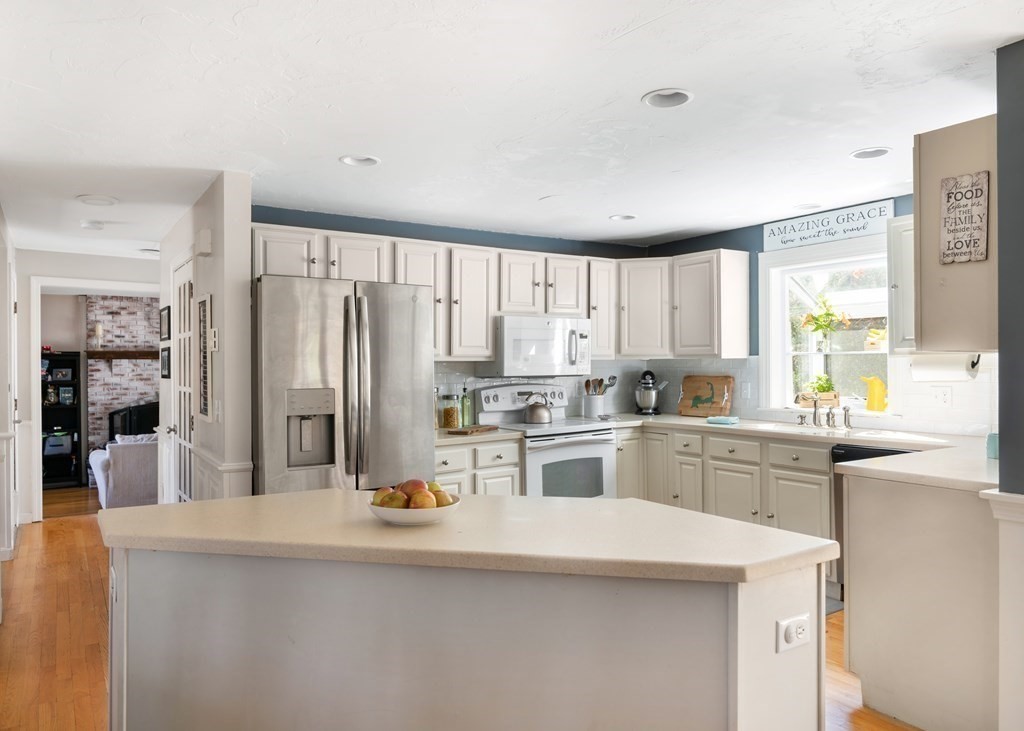 2 Firefly Lane Sandwich, MA 02563 - Photo 6 of 29 Gallery Image 6