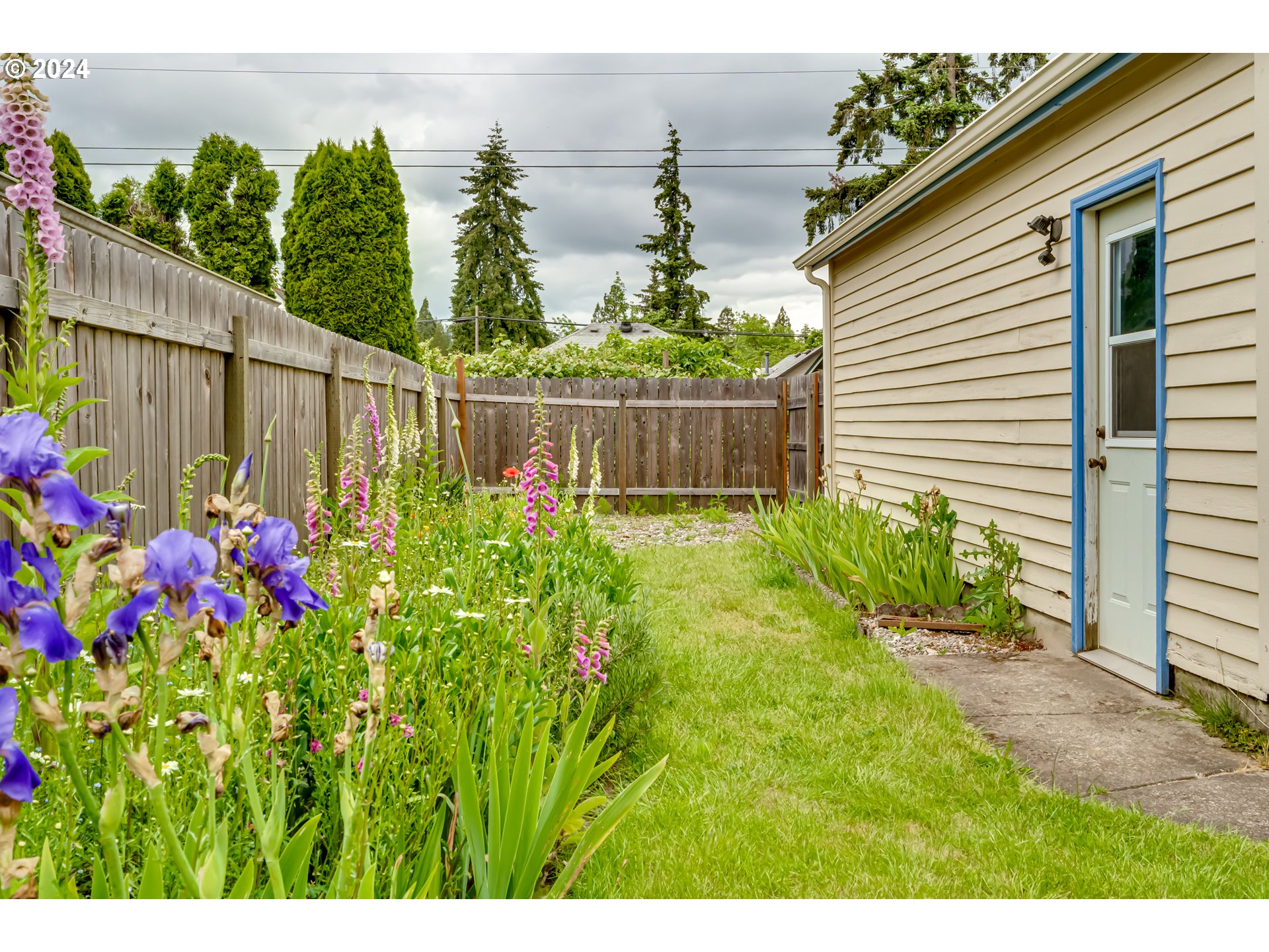1038 5th Street Springfield, OR 97477 - Photo 23 of 26 a view of garden with statue
