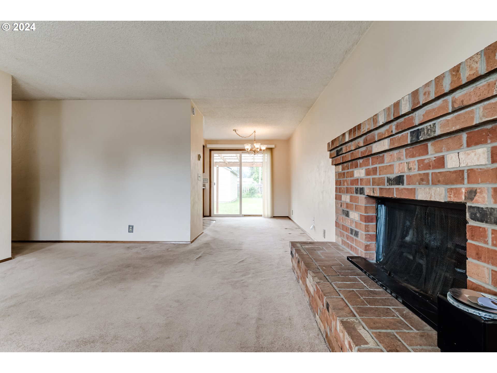 1038 5th Street Springfield, OR 97477 - Photo 6 of 26 a view of empty room with a fireplace