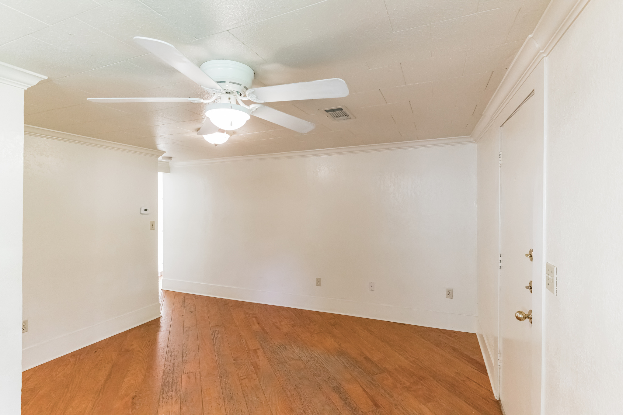 501 East 4th Street Georgetown, TX 78626 - Photo 4 of 25 an empty room with a ceiling fan and a window