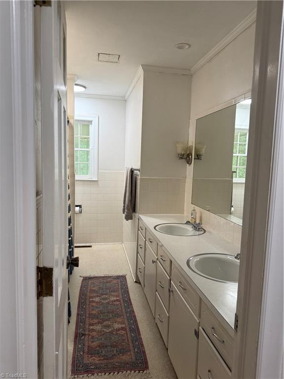 125 James Street Elkin, NC 28621 - Photo 13 of 21 Full Bathroom