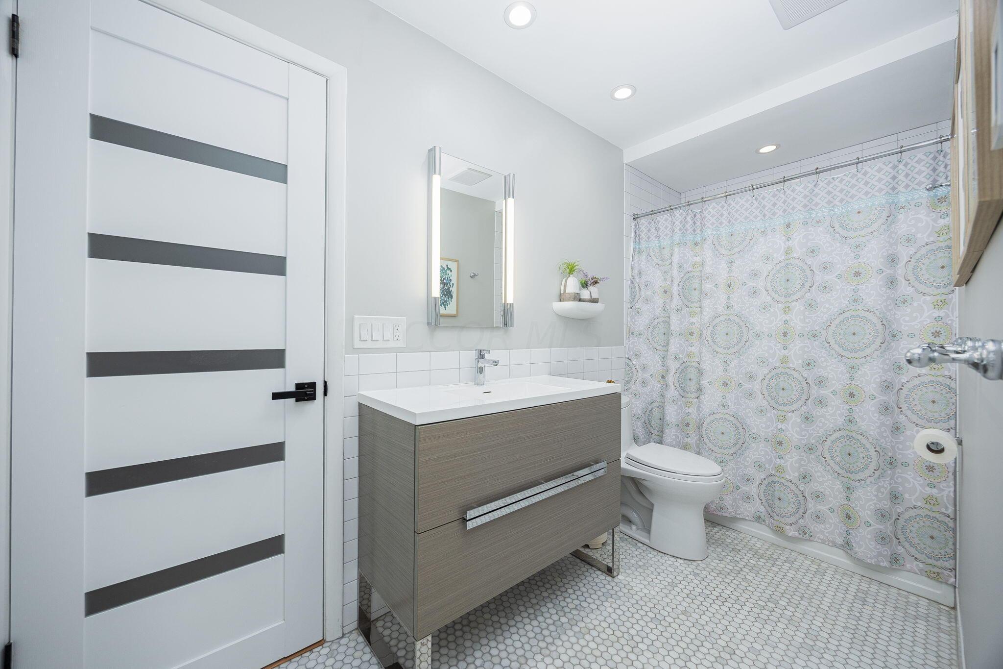2601 Middlesex Road Columbus, OH 43220 - Photo 34 of 55 Renovated full bathroom