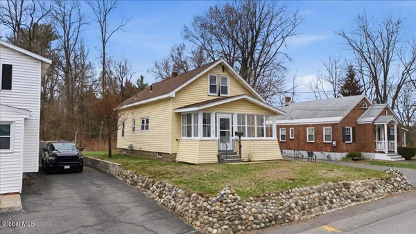 $275,000 | 18 Pine Avenue, Colonie, NY 12205