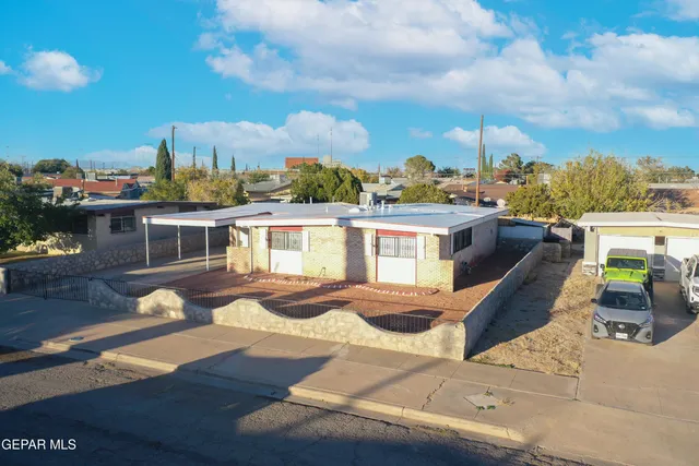 a view of a backyard