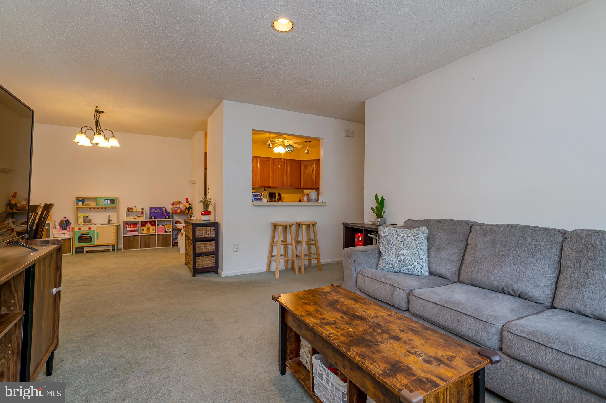 203 Castleton Court Pennington, NJ 08534 - Photo 4 of 11