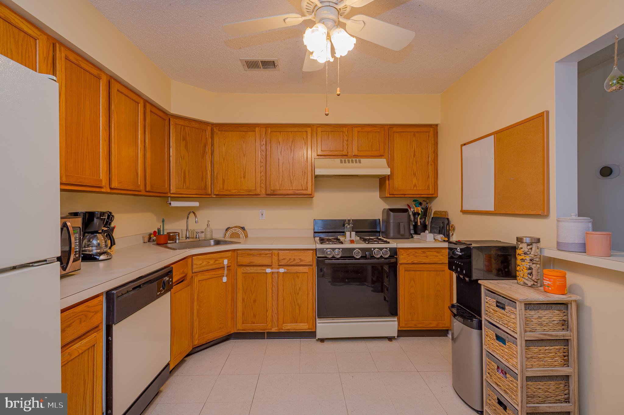 203 Castleton Court Pennington, NJ 08534 - Photo 8 of 11