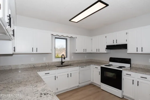 $574,900 | 1421 Cedar Park Drive, Maryville, TN 37803