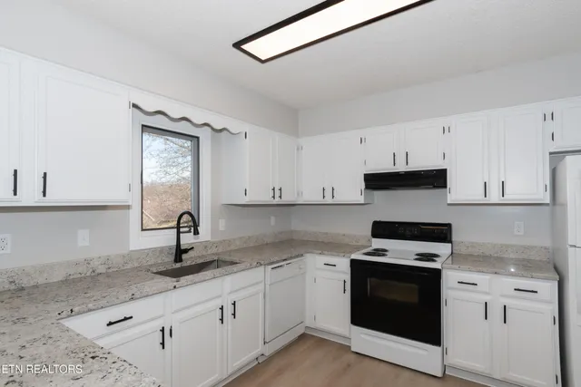 $574,900 | 1421 Cedar Park Drive, Maryville, TN 37803