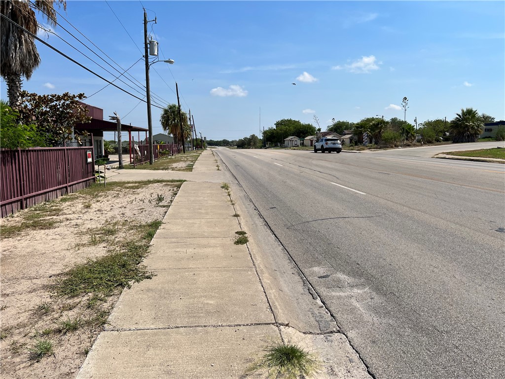 1213 North Harborth Avenue Three Rivers, TX 78071 - Photo 3 of 4