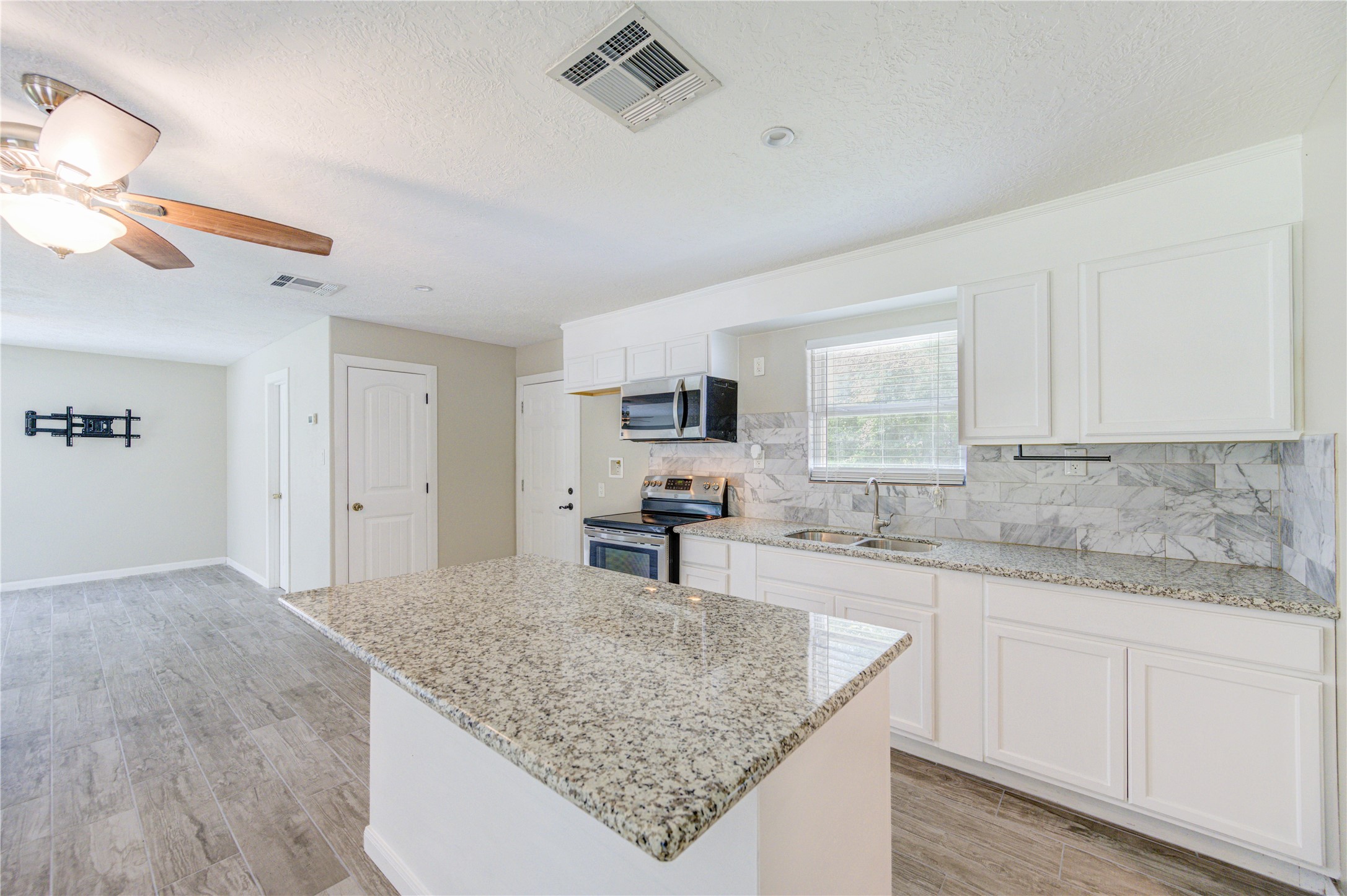 411 Waterfall Drive Huffman, TX 77336 - Photo 6 of 17