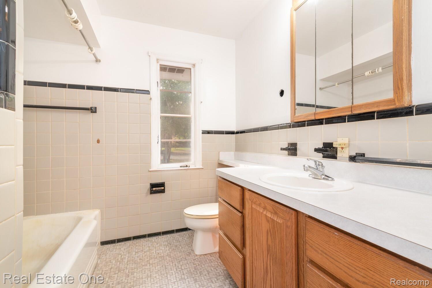 536 North Gulley Road Dearborn, MI 48128 - Photo 14 of 31 Bathroom_1_mls.jpg